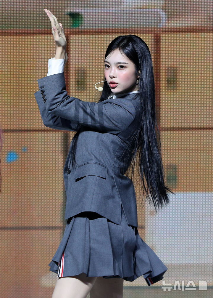 [서울=뉴시스] 김혜진 기자 = 그룹 하츠투하츠 이안이 20일 오후 서울 용산구 블루스퀘어에서 열린 첫 미니앨범 '포커스' 발매 기념 쇼케이스에서 무대를 선보이고 있다. 2025.10.20. jini@newsis.com