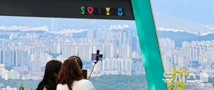 [서울=뉴시스] 권창회 기자 = 서울 남산에서 아파트단지가 보이고 있다. 2025.10.20. kch0523@newsis.com