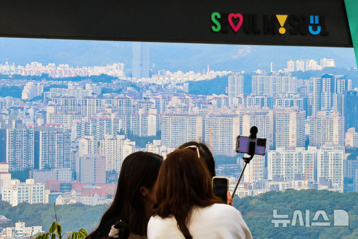 [서울=뉴시스] 권창회 기자 = 서울 전역과 경기도 12개 지역에서 토지거래허가제가 시행되는 20일 서울 남산에서 아파트단지가 보이고 있다. 정부가 발표한 10·15 부동산 대책에 따라 이날부터 서울 전 지역과 과천, 분당 등 경기 12개 지역에서 토지거래허가제가 시행된다. 이 지역에서는 주택 거래 전 지자체장의 허가를 받아야 하며, 취득일로부터 2년간 실제 거주해야 한다. 2025.10.20. kch0523@newsis.com
