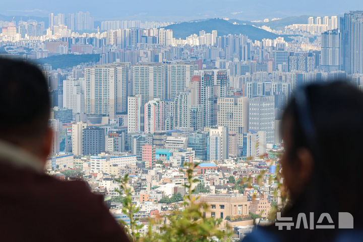 [서울=뉴시스] 권창회 기자 = 서울 전역과 경기도 12개 지역에서 토지거래허가제가 시행되는 20일 서울 남산에서 아파트단지가 보이고 있다. 정부가 발표한 10·15 부동산 대책에 따라 이날부터 서울 전 지역과 과천, 분당 등 경기 12개 지역에서 토지거래허가제가 시행된다. 이 지역에서는 주택 거래 전 지자체장의 허가를 받아야 하며, 취득일로부터 2년간 실제 거주해야 한다. 2025.10.20. kch0523@newsis.com