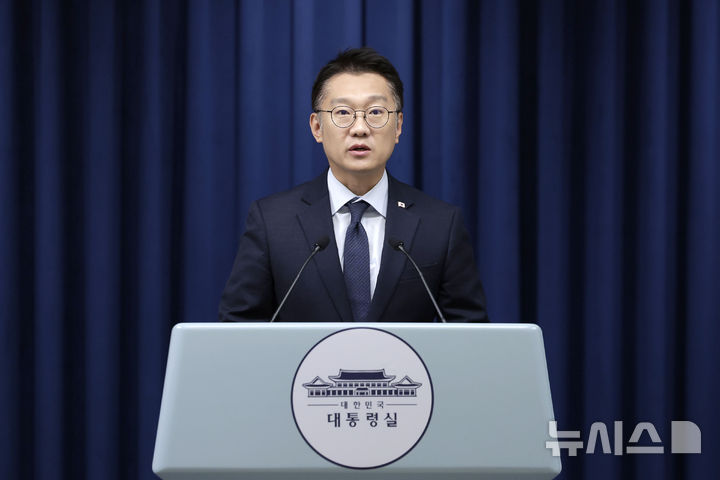 [서울=뉴시스] 최동준 기자 = 김남준 대변인이 20일 서울 용산 대통령실 청사에서 ADEX 및 방산 토론회 관련 브리핑을 하고 있다. 2025.10.20. photocdj@newsis.com