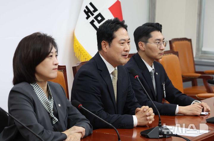 [서울=뉴시스] 조성봉 기자 = 장동혁 국민의힘 대표가 20일 오후 서울 여의도 국회에서 민주당의 사법·언론 개혁안에 대한 입장 발표를 하고 있다.  2025.10.20. suncho21@newsis.com