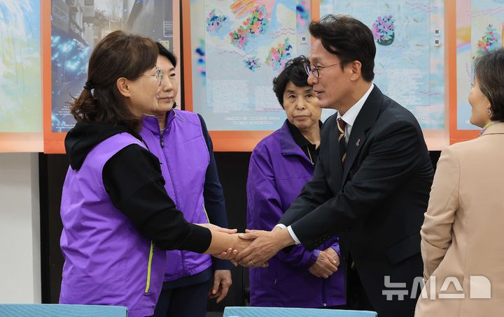 [서울=뉴시스] 청사사진기자단 = 김민석 국무총리가 20일 오후 서울 종로구 적선현대빌딩에 마련된 이태원 참사 추모공간 '별들의 집'을 방문, 유가족과 인사를 나누고 있다. 2025.10.20. photo@newsis.com