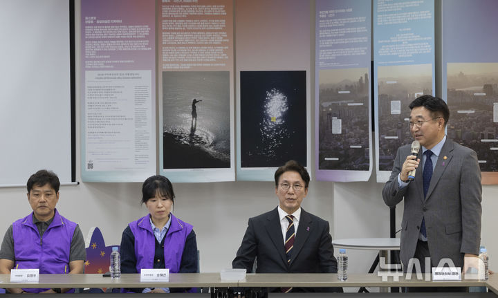 [서울=뉴시스] 청사사진기자단 = 윤호중 행정안정부 장관이 20일 오후 이태원 참사 3주기를 앞두고 서울 종로구 적선현대빌딩에 있는 ‘별들의 집’을 찾아 인사말을 하고 있다. 2025.10.20. photo@newsis.com