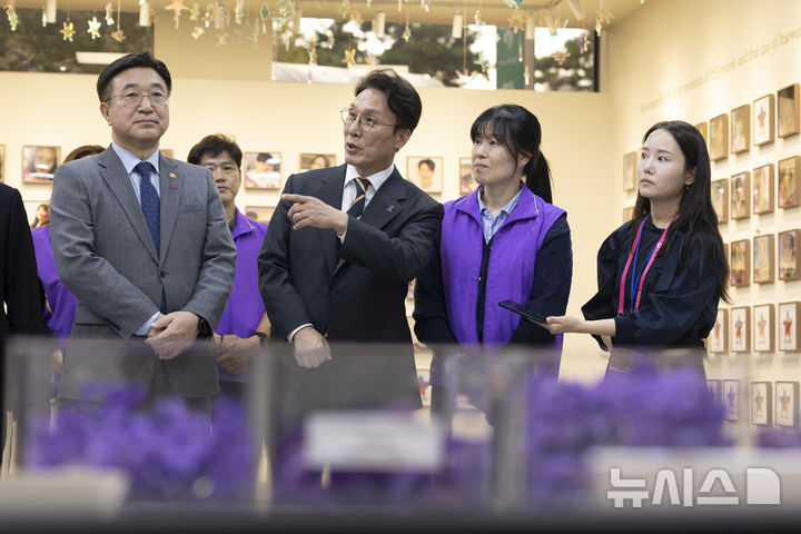 [서울=뉴시스] 청사사진기자단 = 김민석 국무총리가 윤호중 행정안전부 장관과 함께 20일 오후 이태원 참사 3주기를 앞두고 서울 종로구 적선현대빌딩에 있는 ‘별들의 집’을 방문해 송해진 10·29 이태원 참사 유가족협의회 운영위원장(고 이재현 어머니)에게 추모공간에 대한 질문을 하고 있다. 2025.10.20. photo@newsis.com