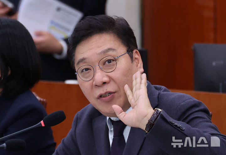 [서울=뉴시스] 김금보 기자 = 정연욱 국민의힘 의원이 20일 서울 여의도 국회에서 열린 문화체육관광위원회 국정감사에서 질의를 하고 있다. 2025.10.20. kgb@newsis.com