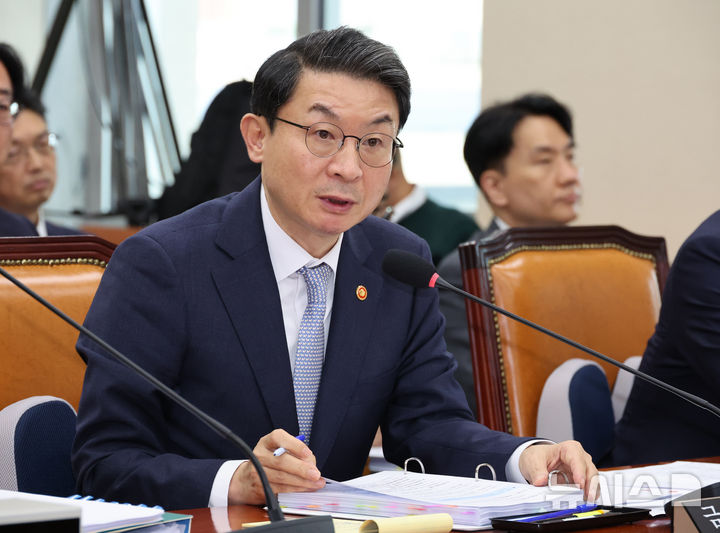 [서울=뉴시스] 김금보 기자 = 이억원 금융위원장이 20일 서울 여의도 국회에서 열린 정무위원회 국정감사에서 질의에 답하고 있다. 2025.10.20. kgb@newsis.com