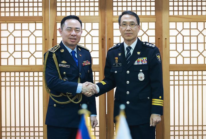 [서울=뉴시스] 유재성 경찰청장 직무대행과 찌어 뻐우 캄보디아 경찰청 차장이 20일 서울 서대문구 경찰청에서 한국인을 대상으로 한 스캠(온라인 사기) 범죄 대응과 코리안데스크(한인 사건 전담 경찰관) 설치 방안 등을 논의하기 앞서 기념촬영 하고 있다. (사진=경찰청 제공) 2025.10.20. photo@newsis.com *재판매 및 DB 금지