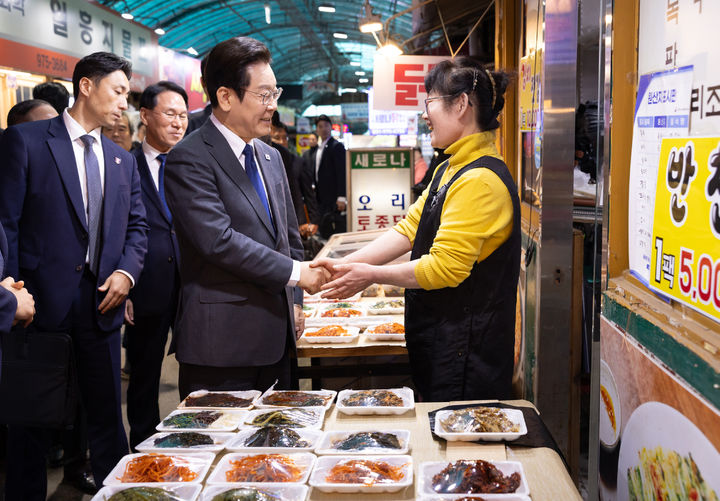 [서울=뉴시스] 최동준 기자 = 이재명 대통령이 20일 경기 고양시 일산시장을 방문해 상인과 인사하고 있다. (사진=대통령실 제공) 2025.10.20. photo@newsis.com *재판매 및 DB 금지
