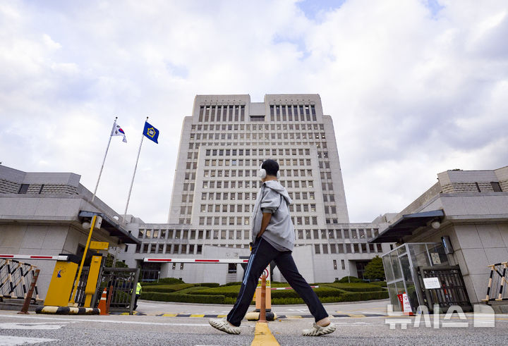[서울=뉴시스] 서울 서초구 대법원 청사 앞으로 시민이 지나가고 있다. (사진=뉴시스DB). photo@newsis.com