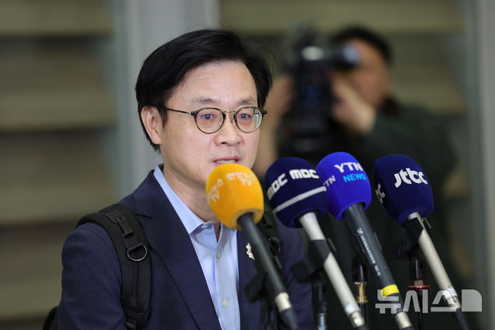 [인천공항=뉴시스] 홍효식 기자 = 한미 관세협상 후속 논의를 위해 미국 워싱턴 D.C.를 방문했던 김정관 산업통상부 장관이 20일 인천국제공항 제2터미널 입국장으로 귀국해 취재진 질문에 답하고 있다. 2025.10.20. yesphoto@newsis.com