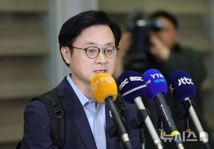 [인천공항=뉴시스] 홍효식 기자 = 한미 관세협상 후속 논의를 위해 미국 워싱턴 D.C.를 방문했던 김정관 산업통상부 장관이 20일 오후 인천국제공항 제2터미널 입국장으로 귀국해 발언하고 있다. 2025.10.20. yesphoto@newsis.com