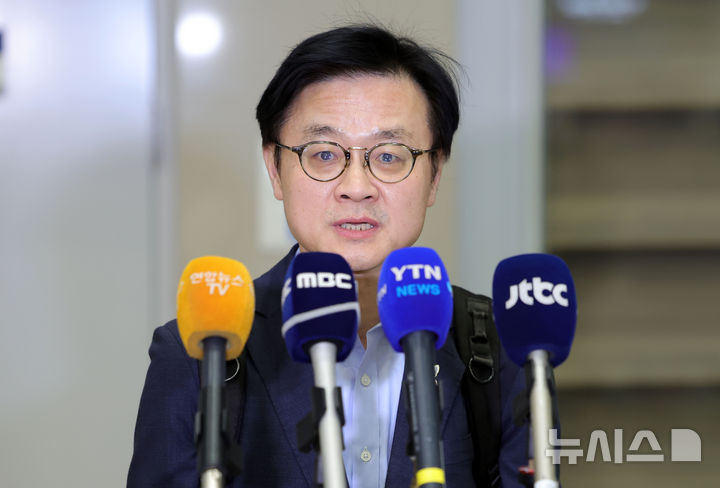 [인천공항=뉴시스] 홍효식 기자 = 한미 관세협상 후속 논의를 위해 미국 워싱턴 D.C.를 방문했던 김정관 산업통상부 장관이 20일 오후 인천국제공항 제2터미널 입국장으로 귀국해 발언하고 있다. 2025.10.20. yesphoto@newsis.com