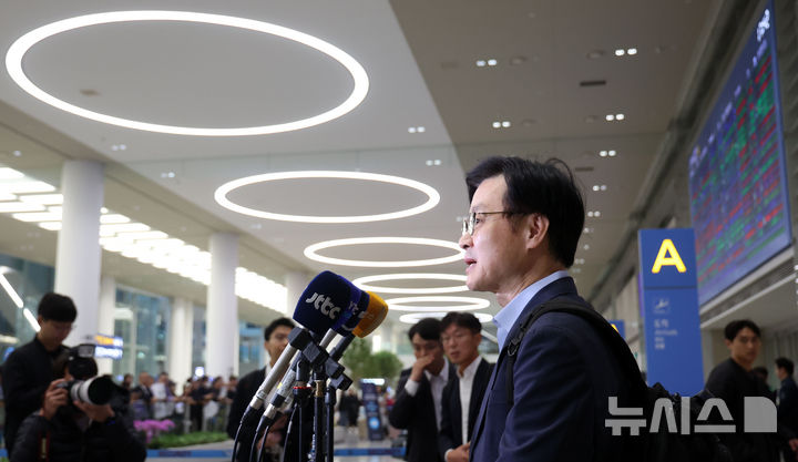 [인천공항=뉴시스] 홍효식 기자 = 한미 관세협상 후속 논의를 위해 미국 워싱턴 D.C.를 방문했던 김정관 산업통상부 장관이 20일 오후 인천국제공항 제2터미널 입국장으로 귀국해 발언하고 있다. 2025.10.20. yesphoto@newsis.com