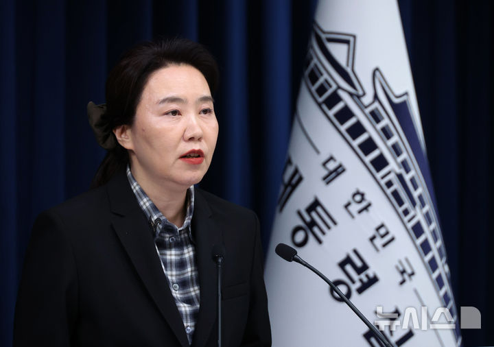 [서울=뉴시스] 최동준 기자 = 강유정 대변인이 20일 서울 용산 대통령실 청사에서 캄보디아 범정부TF 2차회의 관련 브리핑을 하고 있다. (대통령실통신사진기자단) 2025.10.20. photocdj@newsis.com