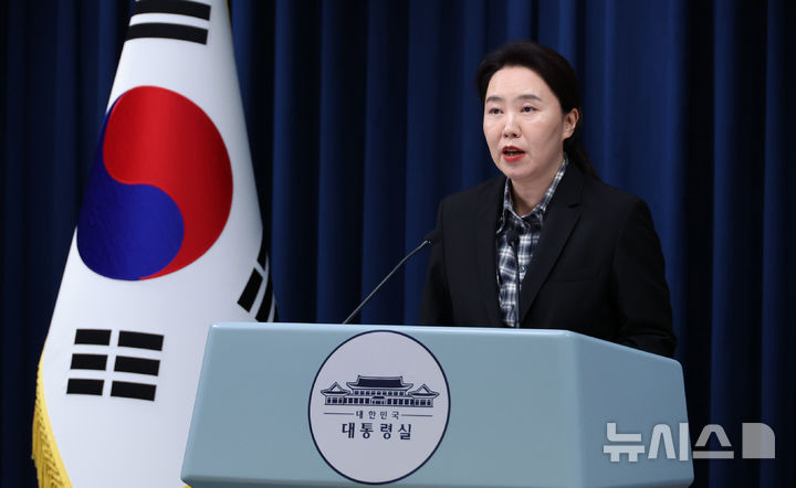 [서울=뉴시스] 최동준 기자 = 강유정 대변인이 20일 서울 용산 대통령실 청사에서 캄보디아 범정부TF 2차회의 관련 브리핑을 하고 있다. (대통령실통신사진기자단) 2025.10.20. photocdj@newsis.com