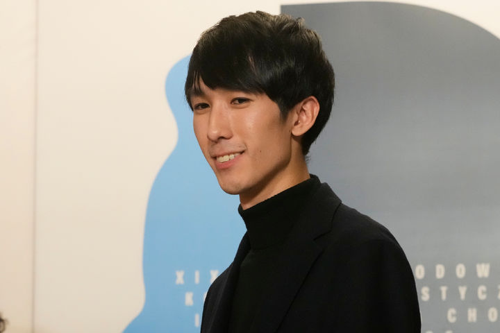 [바르샤바=AP/뉴시스] 에릭 루(미국)가 21일(현지 시간) 폴란드 바르샤바 국립필하모닉 홀에서 열린 제19회 국제 프레데리크 쇼팽 피아노 콩쿠르 우승자로 발표된 후 무대 앞으로 나서고 있다. 루는 결선에 오른 11명 중 1위로 선정됐고 2위는 케빈 첸(캐나다), 3위는 왕쯔통(중국)이 차지했다. 한국의 이혁·이효 형제는 3차 본선까지 올랐으나 결선에는 오르지 못했다. 2025.10.21.