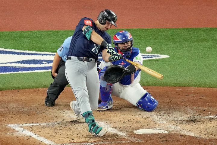 [토론토=AP/뉴시스] 시애틀 매리너스의 칼 롤리가 20일(현지 시간) 캐나다 토론토 로저스 센터에서 열린 2025 메이저리그 아메리칸리그 챔피언십 시리즈(ALCS·7전4선승제) 최종 7차전 토론토 블루제이스와 경기 5회 초 1점 홈런을 치고 있다. 2025.10.21.