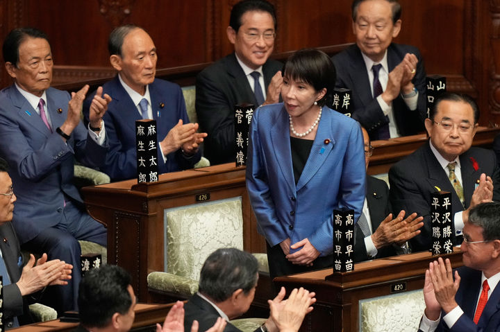[도쿄=AP/뉴시스] 다카이치 사나에(가운데) 일본 자민당 총재가 21일 일본 임시 국회 중의원 본회의에서 제104대 총리로 선출된 후 박수로 축하하는 의원들에게 인사하고 있다. 2025.10.21.