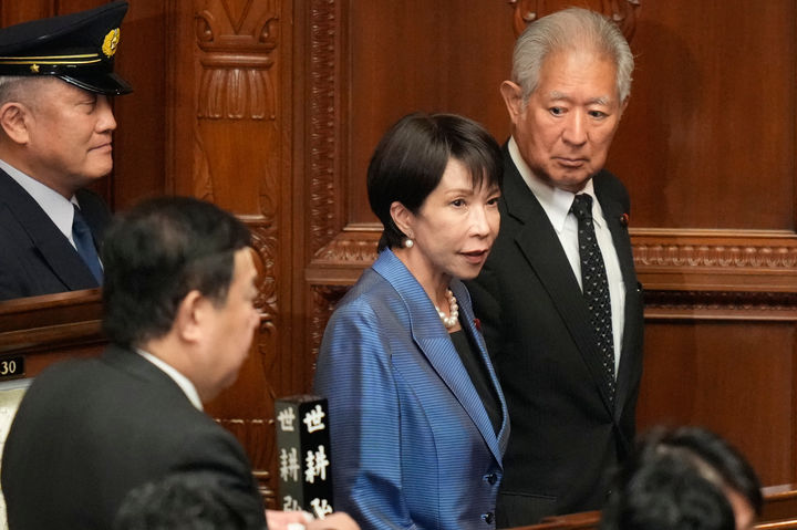 [도쿄=AP/뉴시스] 다카이치 사나에(가운데) 일본 자민당 총재가 21일 일본 임시 국회 중의원 본회의에서 제104대 총리로 선출된 후 퇴장하고 있다. 2025.10.21.