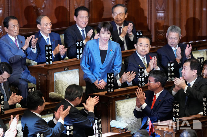 [도쿄=AP/뉴시스]21일 일본 도쿄에 국회에서 중의원(하원) 본회의 총리지명선거가 치러져 다카이치 사나에 집권 자민당 총재가 총리로 선출됐다. 총리로 선출된 다카이치 총재에게 의원들이 박수를 보내고 있다. 2025.10.21.