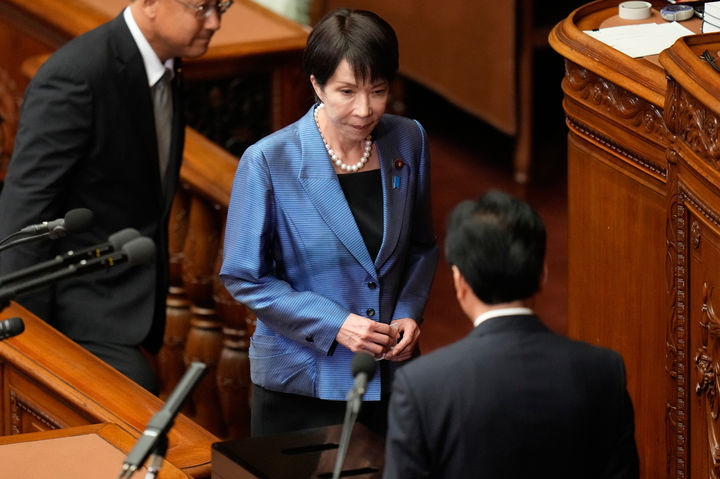 [도쿄=AP/뉴시스] 다카이치 사나에(가운데) 일본 자민당 총재가 21일 일본 임시 국회 중의원 본회의에서 제104대 총리 선출 투표를 하고 있다. 2025.10.21.