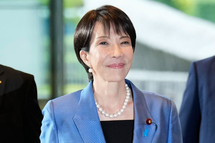 [도쿄=AP/뉴시스]21일 새로운 일본 총리로 선출된 다카이치 사나에가 도쿄 총리 관저로 들어서고 있다. 2025.10.21.