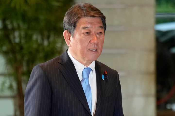 [도쿄=AP/뉴시스]21일 모테기 도시미쓰 신임 일본 외무상이 총리 관저로 들어서고 있다. 2025.10.21.