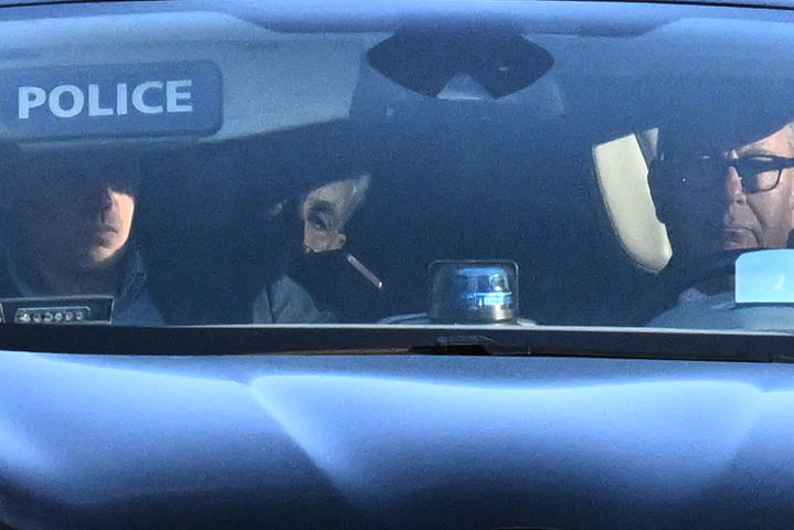 [파리=AP/뉴시스]니콜라 사르코지(가운데) 전 프랑스 대통령이 2007년 선거 캠페인 자금을 리비아에서 조달하려는 범죄적 공모 혐의로 복역하기 위해 21일 경찰차로 파리의 라 상테 교도소에 도착하고 있다. 2025.10.21.