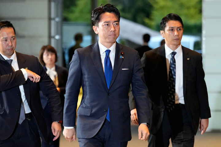 [도쿄=AP/뉴시스]21일 고이즈미 신지로 신임 일본 방위상이 도쿄 총리 관저에 도착해 걸어가고 있다. 2025.10.21.