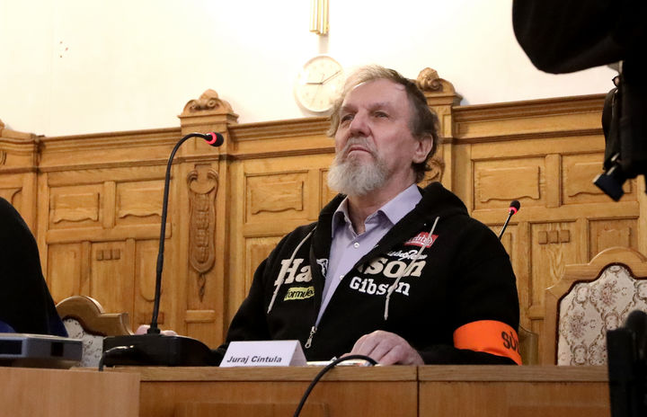 [반스카 비스트리차(슬로바키아)=AP/뉴시스]지난해 로베르트 피코 슬로바키아 총리를 총으로 쏴 중상을 입힌 유라이 친툴라(72)가 21일 슬로바키아 반스카 비스트리차에 있는 특수형사법원에서 심리에 참석하고 있다. 슬로바키아 법원은 그에게 테러 혐의를 적용, 징역 21년형을 선고했다. 2025.10.21.