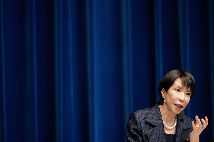 [도쿄=AP/뉴시스] 21일 제104대 일본 총리로 선출된 다카이치 사나에 신임 총리가 저녁 첫 기자회견에서 발언하고 있다. 2025.10.21.