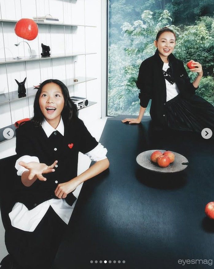 [서울=뉴시스] 이종격투기 선수 추성훈의 부인 야노 시호가 딸 추사랑과 찍은 화보를 공개했다. (사진=패션 매거진 아이즈매거진(eyesmag) 제공, 야노시호 인스타그램 캡처) 2025.10.21. photo@newsis.com *재판매 및 DB 금지