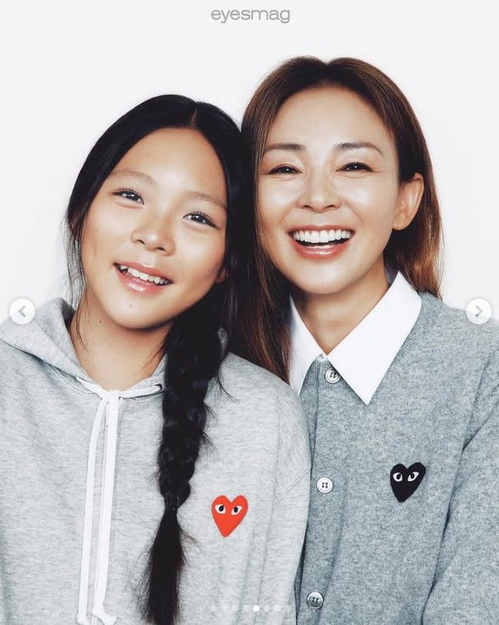 [서울=뉴시스] 이종격투기 선수 추성훈의 부인 야노 시호가 딸 추사랑과 찍은 화보를 공개했다. (사진=패션 매거진 아이즈매거진(eyesmag) 제공, 야노시호 인스타그램 캡처) 2025.10.21. photo@newsis.com *재판매 및 DB 금지