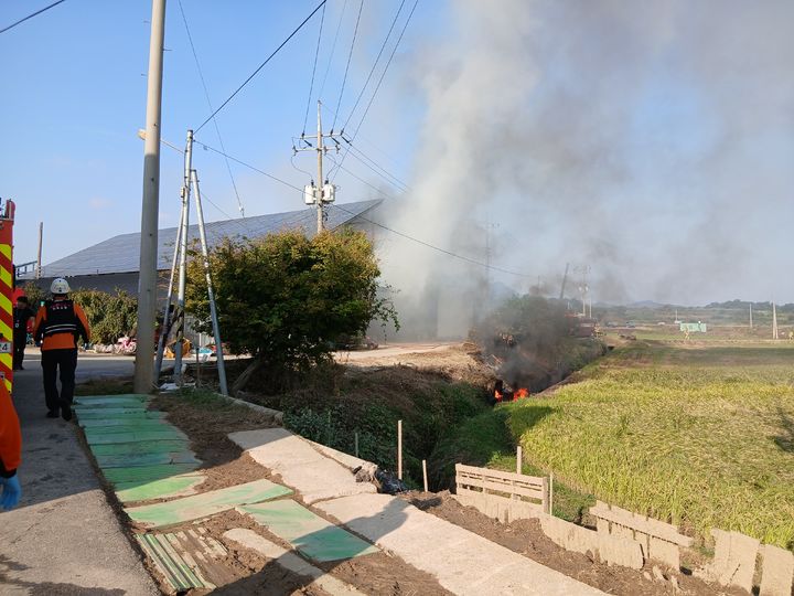 [고창=뉴시스] 지난 20일 오후 2시59분께 고창군 성내면의 한 우사에서 불이 나 연기가 피어오르고 있다. (사진=전북도소방본부 제공) 2025.10.21. photo@newsis.com *재판매 및 DB 금지