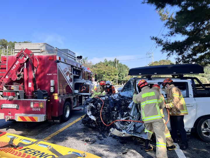 [진안=뉴시스] 지난 20일 오후 2시4분께 진안군 상전면의 한 도로에서 렉스턴 스포츠 차량과 5t 트럭이 서로 부딪혀 소방대원이 탑승자 구출 작업을 하고 있다. (사진=전북도소방본부 제공) 2025.10.21. photo@newsis.com *재판매 및 DB 금지