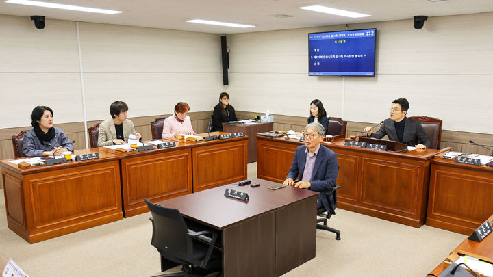 [안산=뉴시스]안산시의회가 20일 제298회 임시회 폐회 중 의회운영위원회를 열고 제299회 의사일정과 부의안건을 협의하고 있다.(사진=안산시의회 제공)2025.10.21.photo@newsis.com *재판매 및 DB 금지
