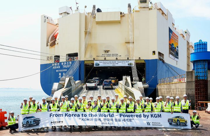 [서울=뉴시스] KGM 무쏘 EV 및 토레스 HEV 수출 선적 모습. (사진=KGM 제공) 2025.10.21 photo@newsis.com *재판매 및 DB 금지