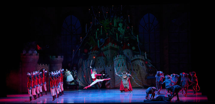 2023년 호두까기인형 중 1막 호두까기인형과 생쥐군단의 전투. (사진=유니버설발레단 제공) *재판매 및 DB 금지