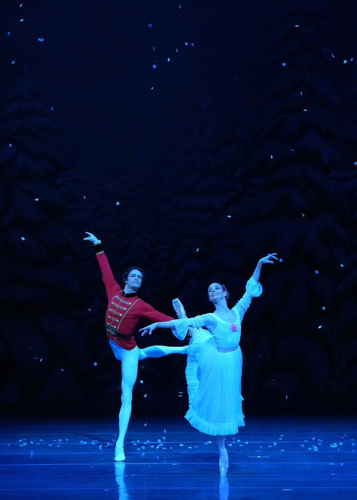 2021년 '호두까기 인형' 중 1막 스노우 파드되(엘리자베타 체프라소바, 드미트리 디아츠코프) (사진=유니버설발레단 제공) *재판매 및 DB 금지