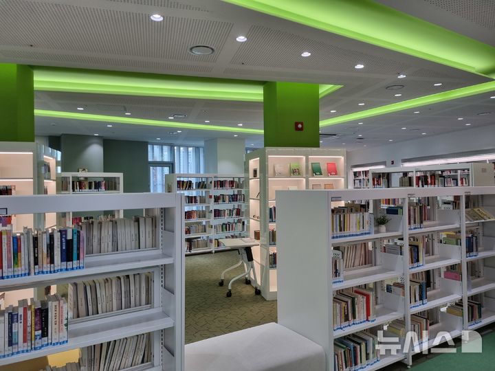 [서울=뉴시스]신길 책마루 문화센터 내 도서관.