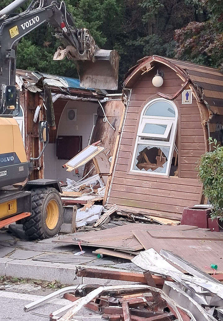  태백시의 관문이자 해발 1100m 싸리재 터널 인근에 자리했던 공중화장실이 21일 중장비를 이용해 철거되고 있다.(사진=독자 제공) *재판매 및 DB 금지