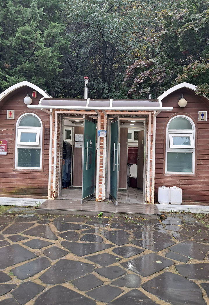 철거되기 전인 지난 13일 싸리재 공중화장실 전경.(사진=독자제공) *재판매 및 DB 금지