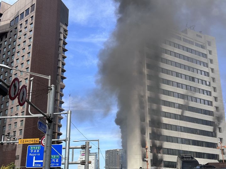 [서울=뉴시스] 서울 중구 소공동 서울센터빌딩 내 공사현장에서 불이 나 1시간30분여 만에 완전히 꺼졌다. 인명 피해는 없으나 3명이 연기를 마셔 현장에서 응급조치를 받았다. (사진=독자 제공) 2025.10.21. photo@newsis.com *재판매 및 DB 금지