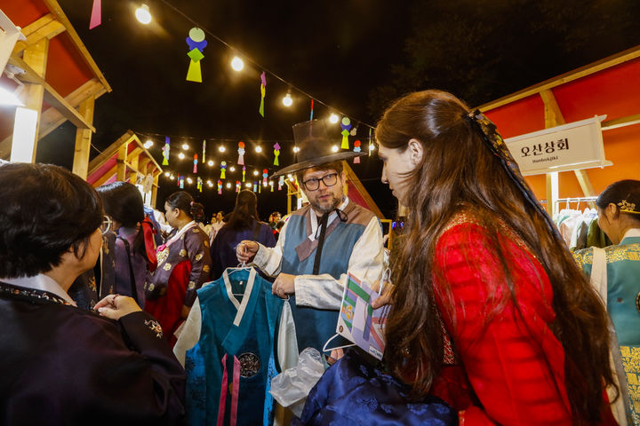 [서울=뉴시스] 2025 가을 궁중문화축전 - 경복궁 한복연향 (사진=국가유산청 제공) 2025.10.21. photo@newsis.com *재판매 및 DB 금지