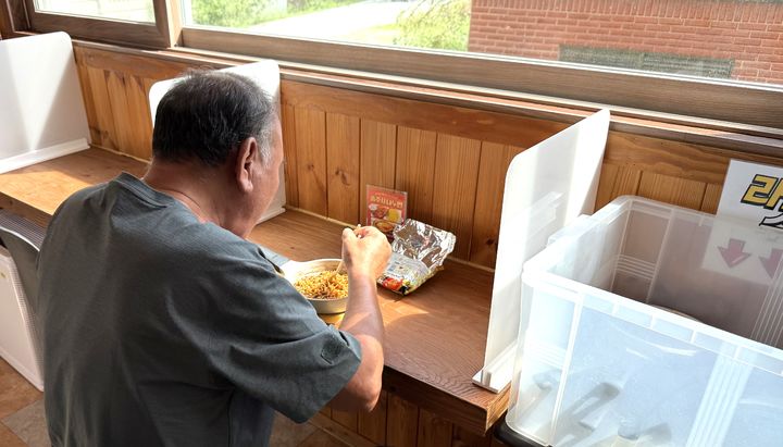 충주시 나누면에서 라면을 먹는 시민 *재판매 및 DB 금지