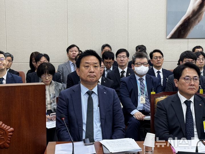 [서울=뉴시스]심지혜 기자 = 황종성 지능정보사회진흥원(NIA) 원장이 국회 과학기술정보방송통신위원회의 21일 해킹 관련 기관 대상 국정감사를 위해 출석해 대기하고 있다. 25.10.21. siming@newsis.com