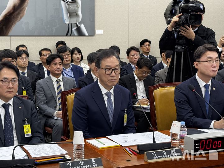 [서울=뉴시스]심지혜 기자 = 이상중 한국인터넷진흥원(KISA) 원장(가운데)이 국회 과학기술정보방송통신위원회의 21일 해킹 관련 기관 대상 국정감사를 위해 출석해 대기하고 있다. 25.10.21. siming@newsis.com