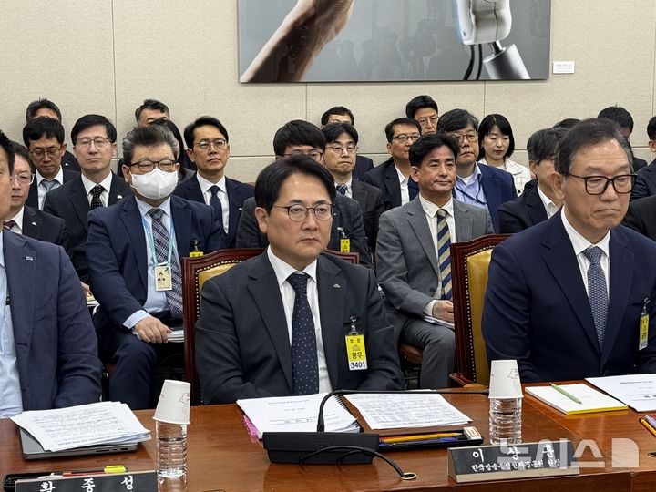 [서울=뉴시스]심지혜 기자 = 이상훈 한국방송통신전파진흥원장이 국회 과학기술정보방송통신위원회의 21일 해킹 관련 기관 대상 국정감사를 위해 출석해 대기하고 있다. 25.10.21. siming@newsis.com