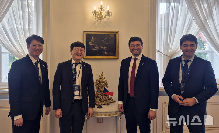 [서울=뉴시스]우주항공청은 20~24일 체코 프라하에서 개최되는 '체코 스페이스 위크(Czech Space Week 2025)'에 공식 초청을 받아 참가했다고 밝혔다. 사진은 20일 오후(현지시간) 최동철 우주항공청 우주항공산업정책과 사무관, 김정훈 우주항공산업기반과장, 바츨라프 체코 교통부 우주 및 신기술국장, 온드레이 체코 교통부 우주과장(왼쪽부터)이 기념촬영을 하고 있는 모습. (사진=우주항공청 제공)